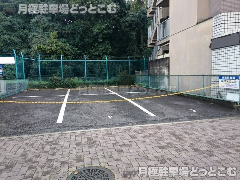 名古屋市東区芳野2丁目402の月極駐車場1