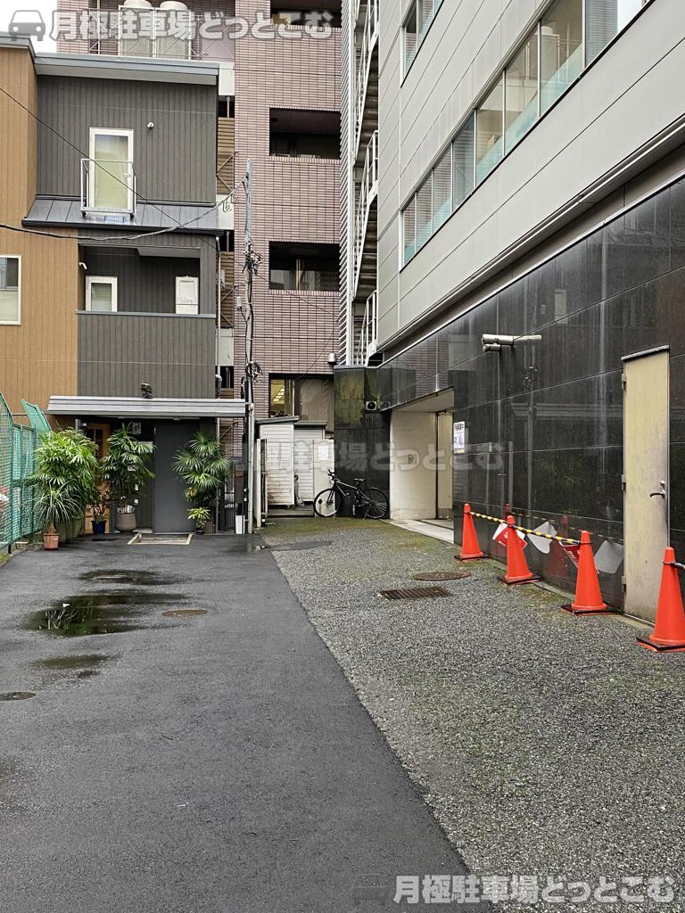 千代田区麹町1丁目8番の月極駐車場3
