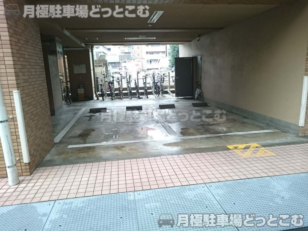 名古屋市東区泉1丁目3-6の月極駐車場1
