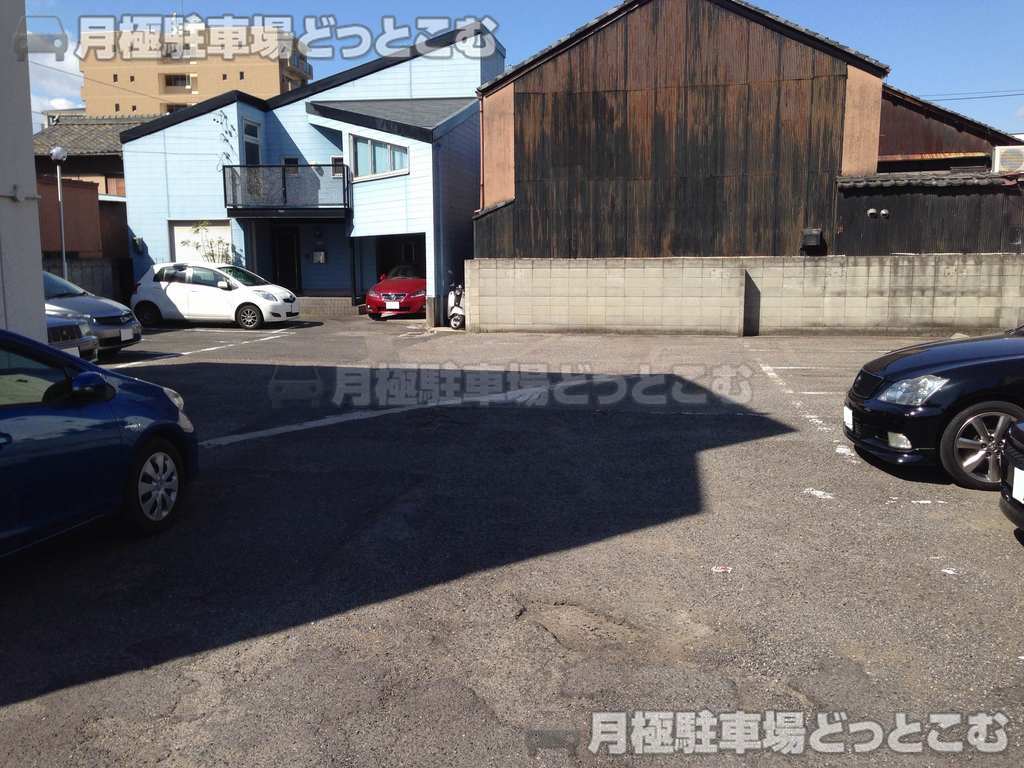 名古屋市西区那古野1丁目18-10の月極駐車場3