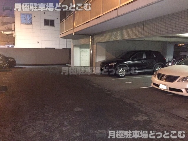 大阪市西区九条3丁目28-21の月極駐車場2
