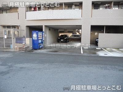 大阪市浪速区桜川1丁目4-28の月極駐車場2