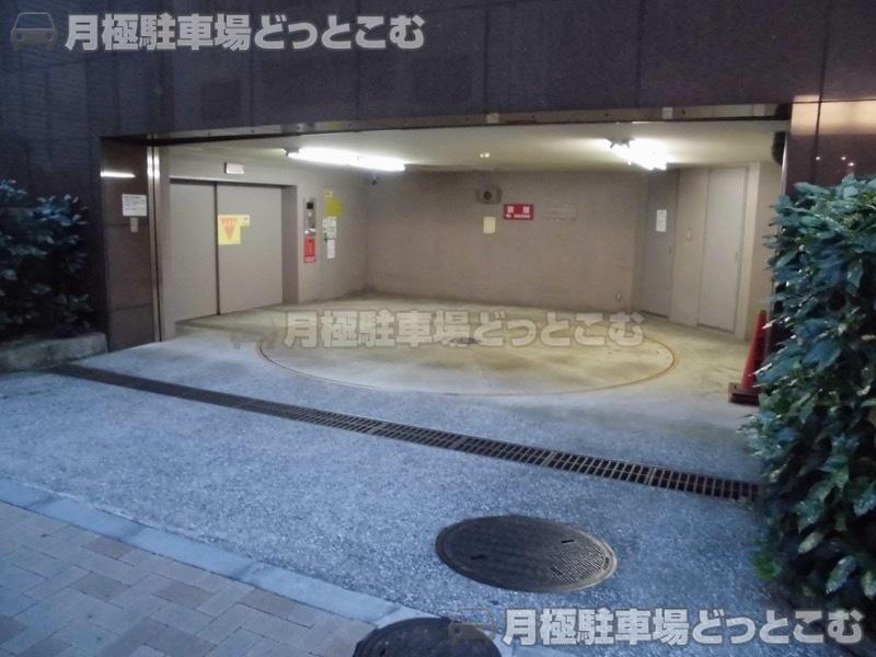 港区浜松町2丁目8番14号の月極駐車場2