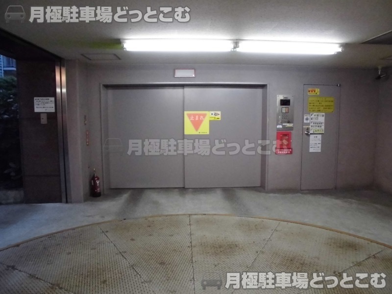 港区浜松町2丁目8番14号の月極駐車場3