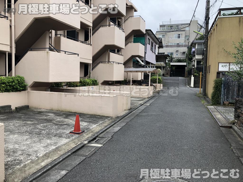 世田谷区尾山台3-7-16の月極駐車場1
