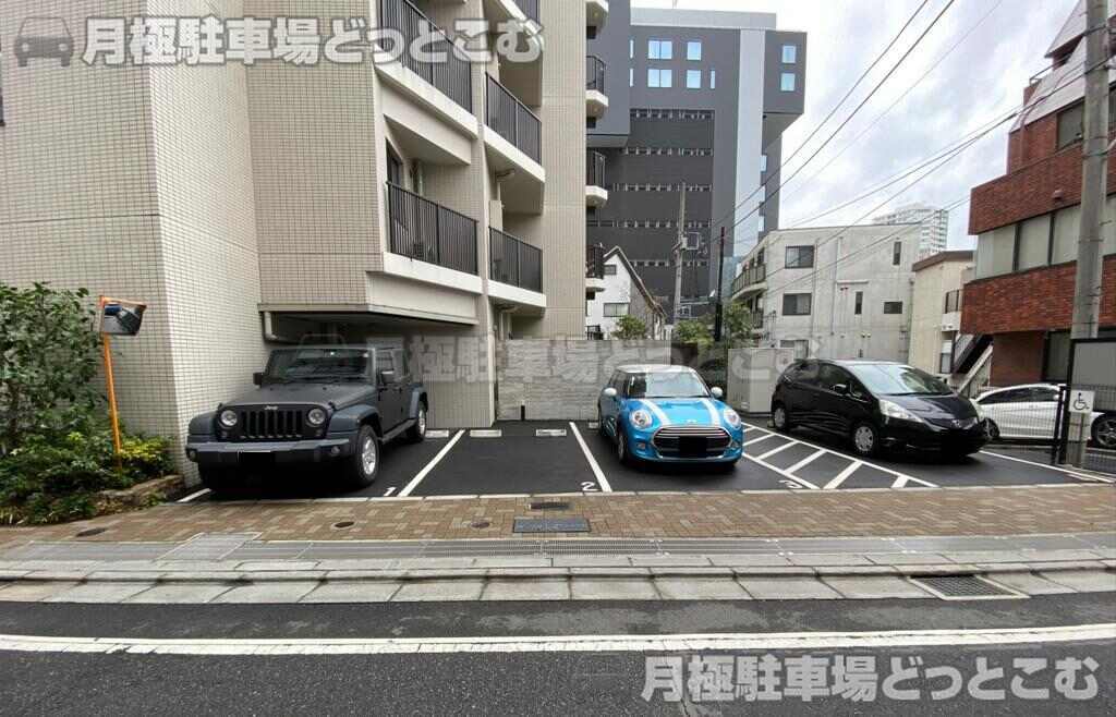 新宿区荒木町13-22の月極駐車場2
