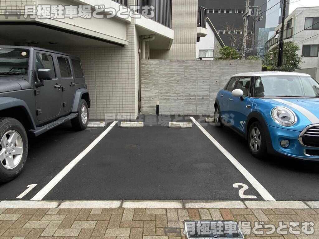 新宿区荒木町13-22の月極駐車場3