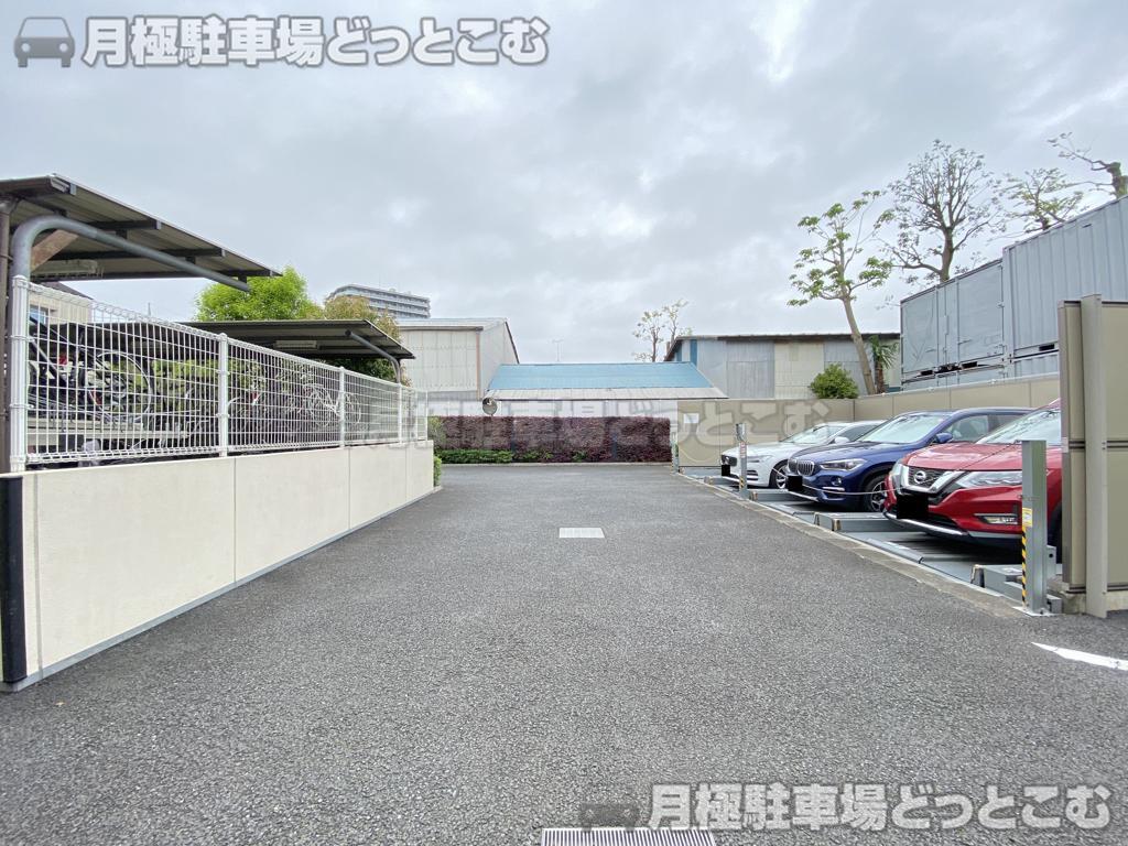 調布市東つつじケ丘2-10-26の月極駐車場1