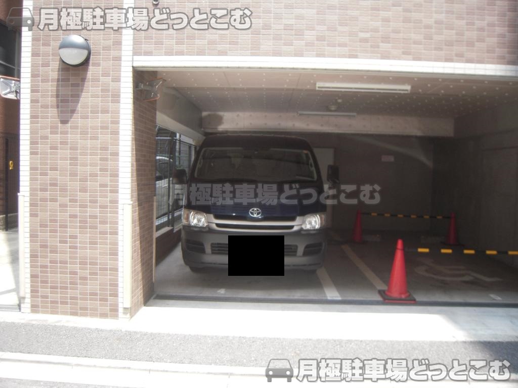 中央区新川1-26-10の月極駐車場3