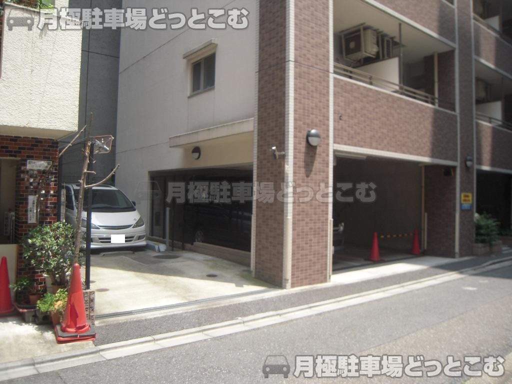 中央区新川1-26-10の月極駐車場1