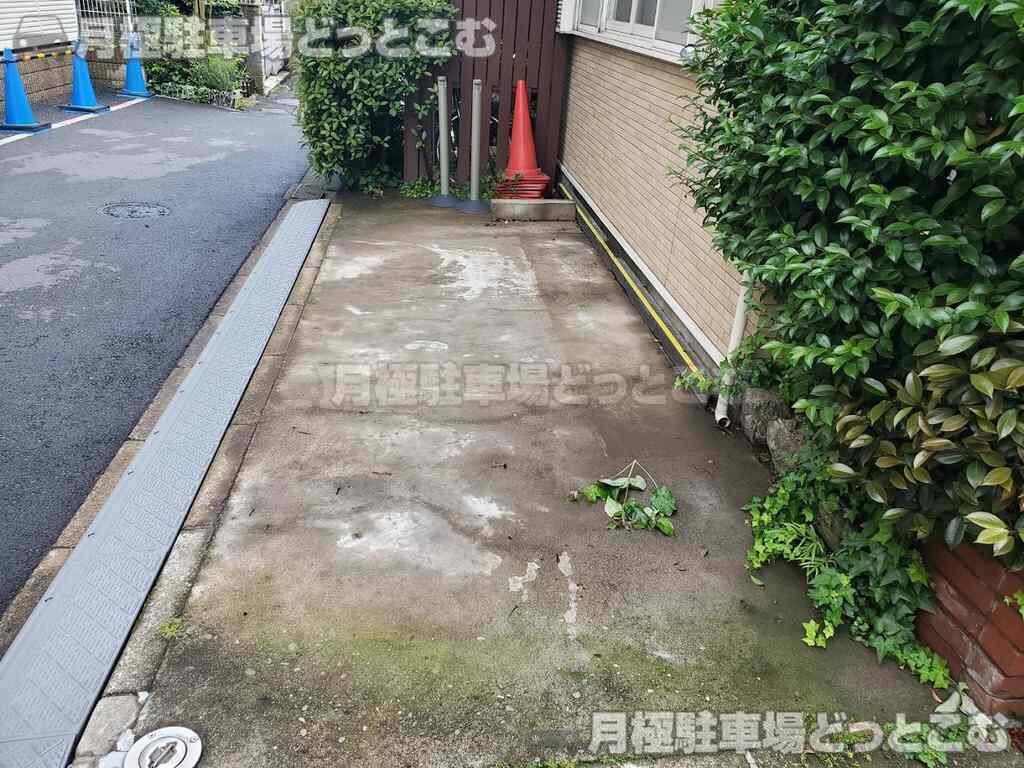 中野区本町2丁目12-8の月極駐車場2
