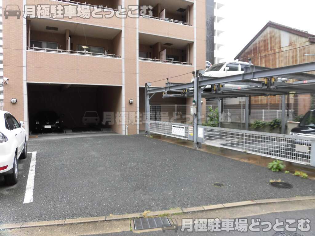 福岡市博多区千代4丁目2-8の月極駐車場2