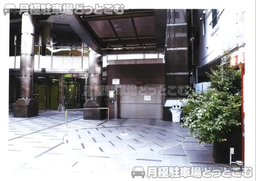 新宿区西新宿7-22-27の月極駐車場1