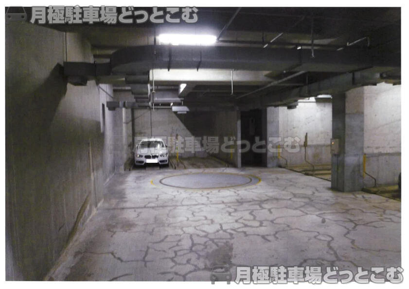 新宿区大京町20-4付近の月極駐車場3