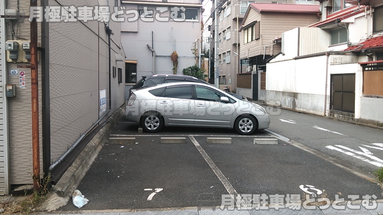 横浜市西区戸部本町47-1の月極駐車場1