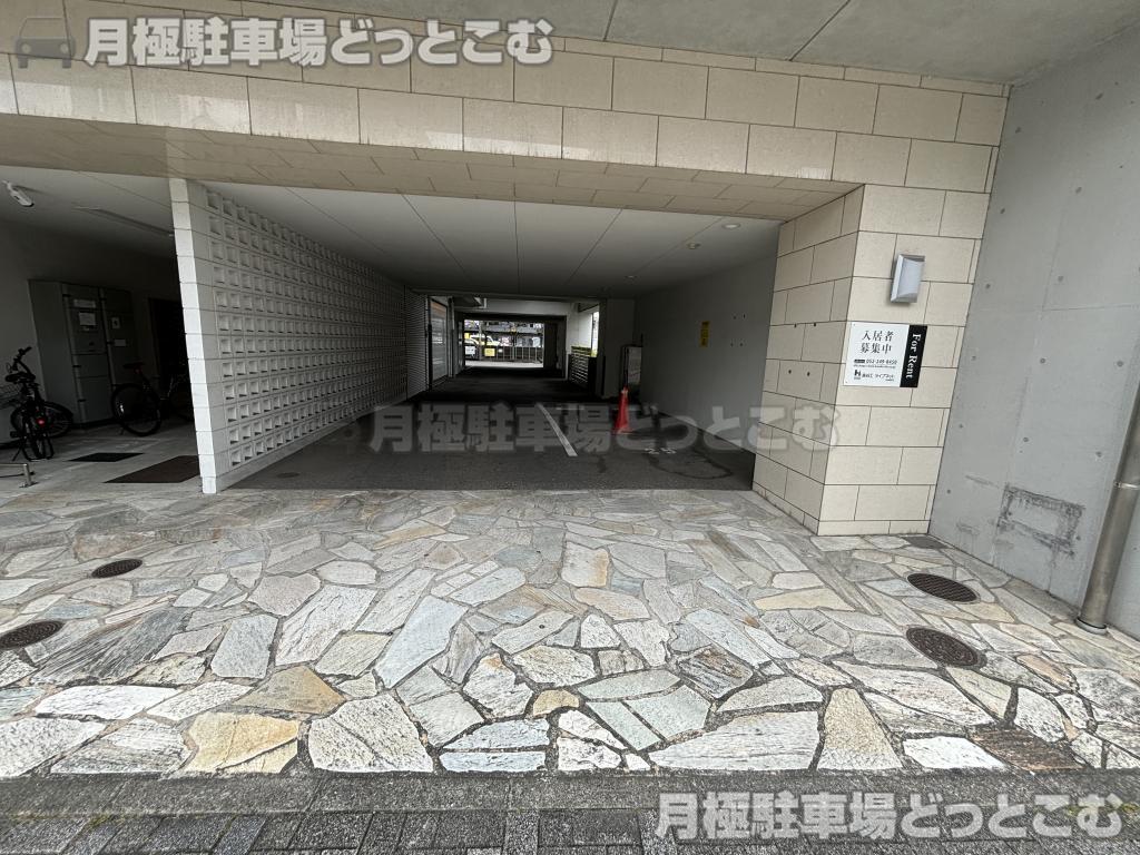 名古屋市東区葵1-13-6の月極駐車場1