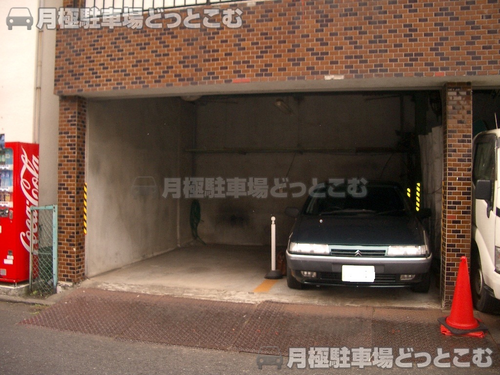 横浜市西区平沼1-20-13の月極駐車場1