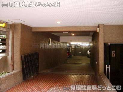川崎市中原区新丸子町911-1の月極駐車場3