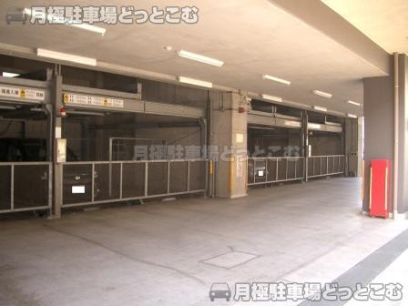 横浜市中区新山下1-10-8の月極駐車場2