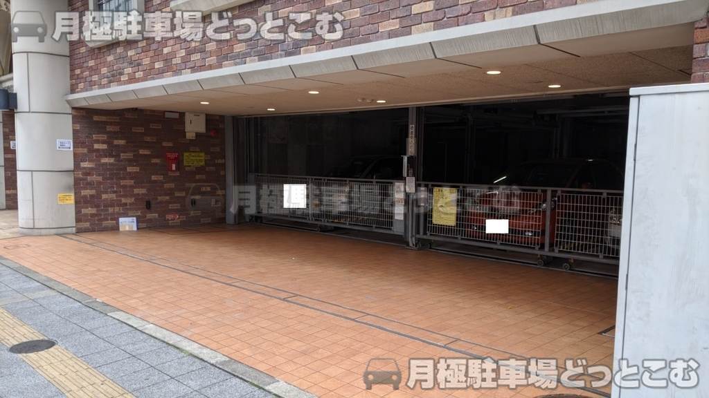 横浜市中区長者町5丁目68-1の月極駐車場2