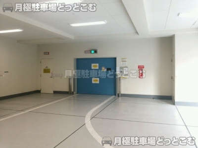 川崎市川崎区小川町9-10の月極駐車場1