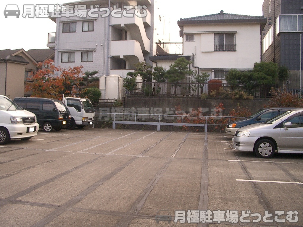 横浜市磯子区丸山1-20-1の月極駐車場2