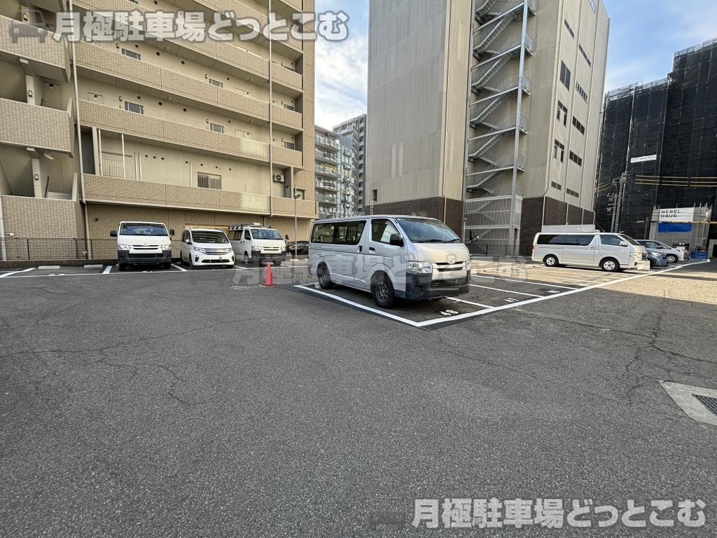 名古屋市東区東桜2丁目203-1,203-2,209の月極駐車場3