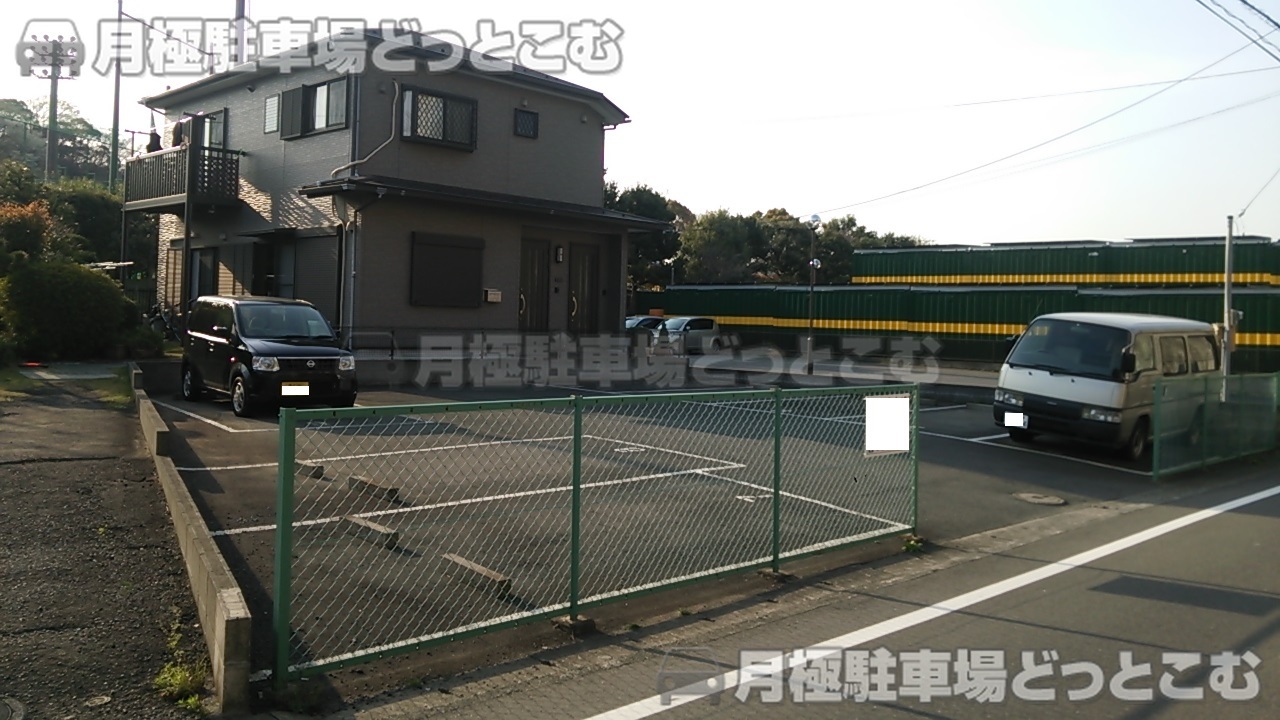 横浜市港南区日野中央2-12の月極駐車場1