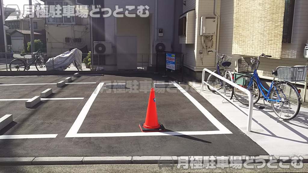 横浜市南区睦町1-28の月極駐車場1