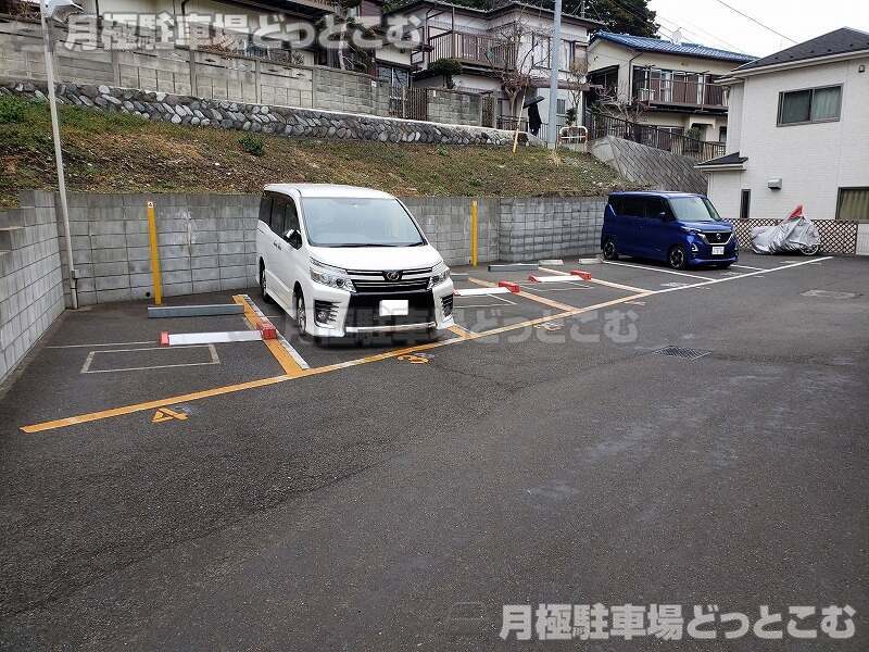 藤沢市藤沢4丁目2-12の月極駐車場1